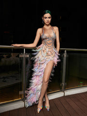 Robe asymétrique à perles et plumes