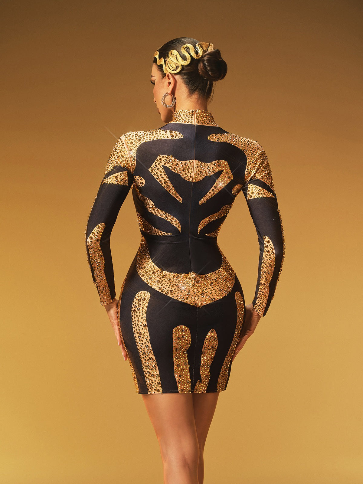 Robe courte à col montant et strass 