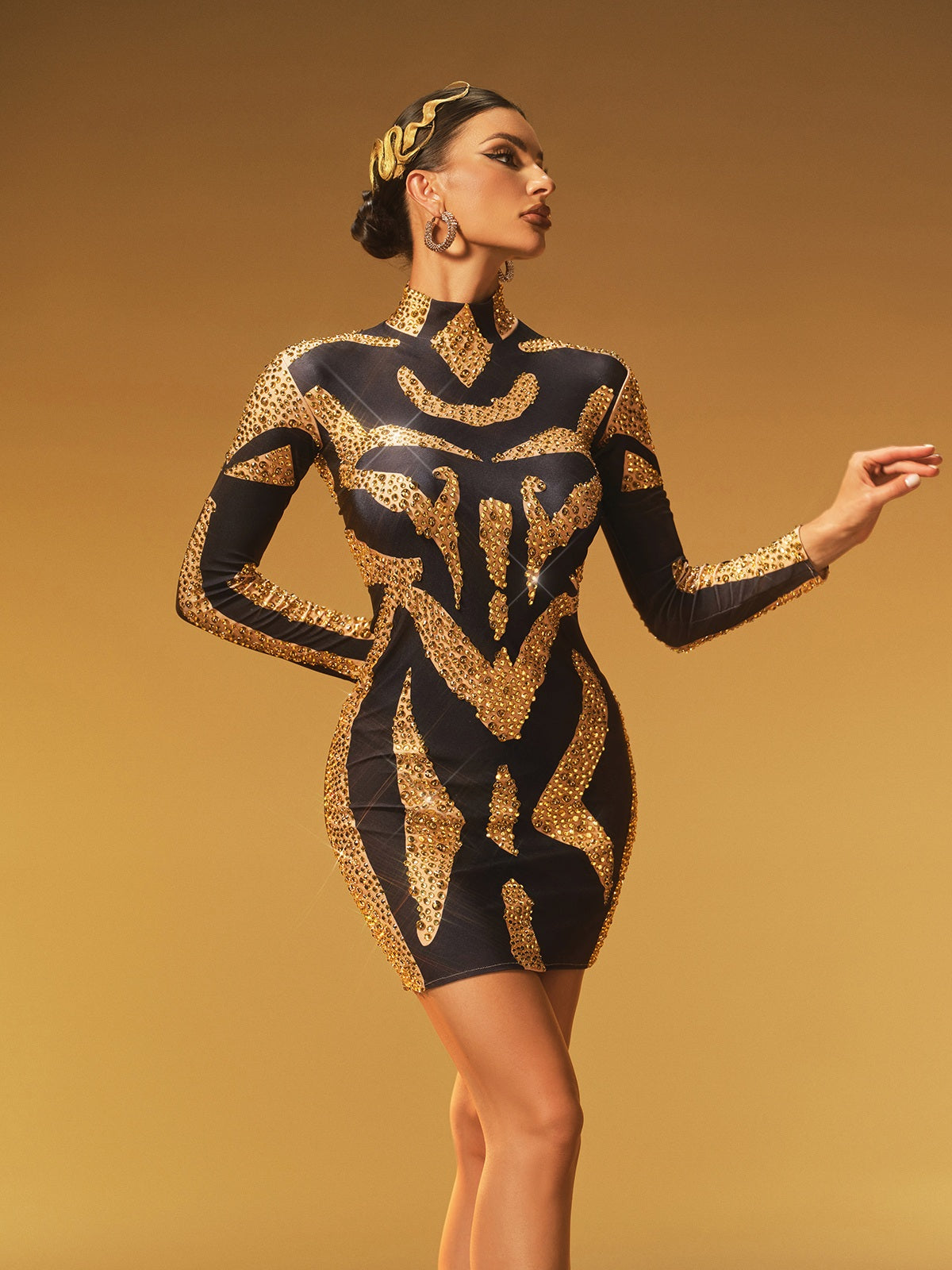Robe courte à col montant et strass 