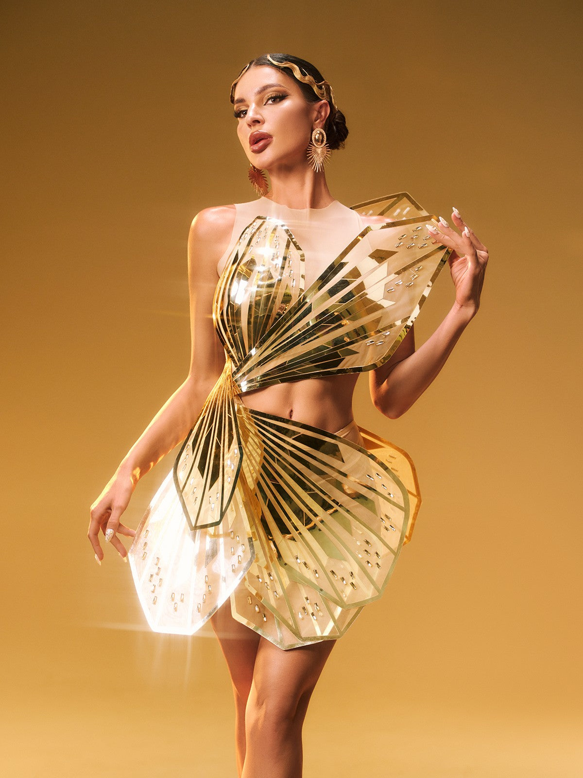 Robe courte dorée ornée de papillons et de découpes. 