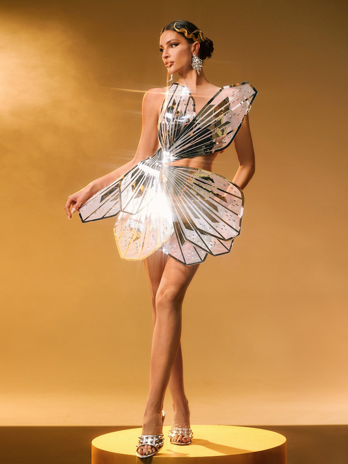 Robe courte argentée ornée de papillons et de découpes. 