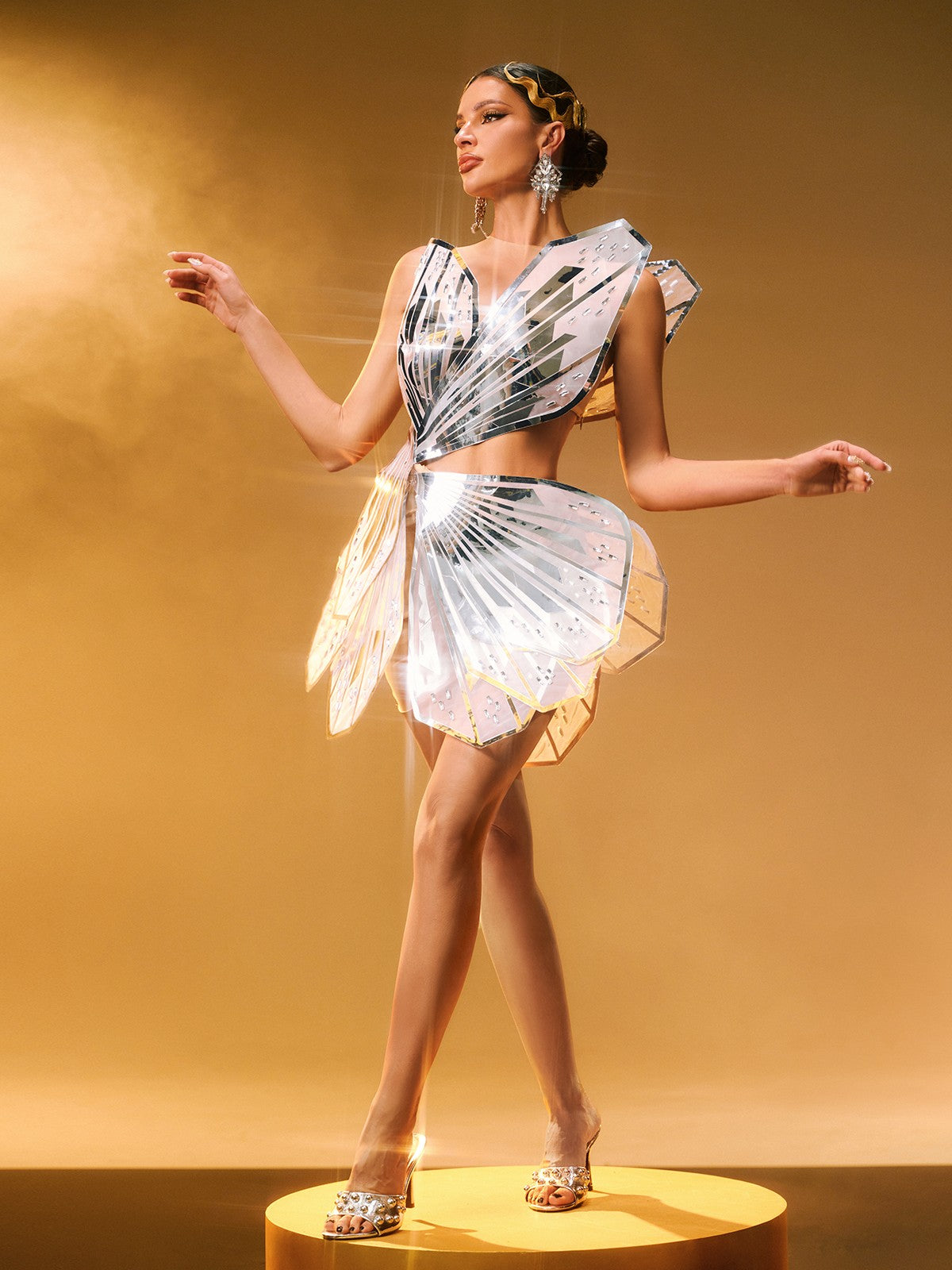 Robe courte argentée ornée de papillons et de découpes. 