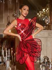 Robe longue rouge ornée de papillons 