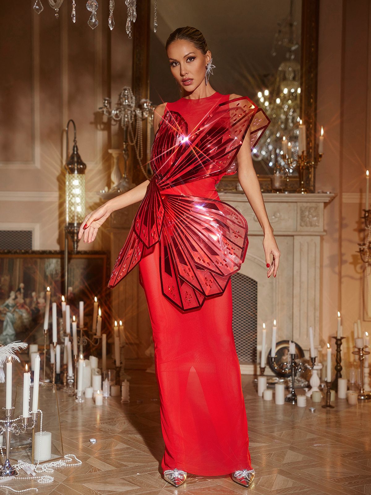 Robe longue rouge ornée de papillons 