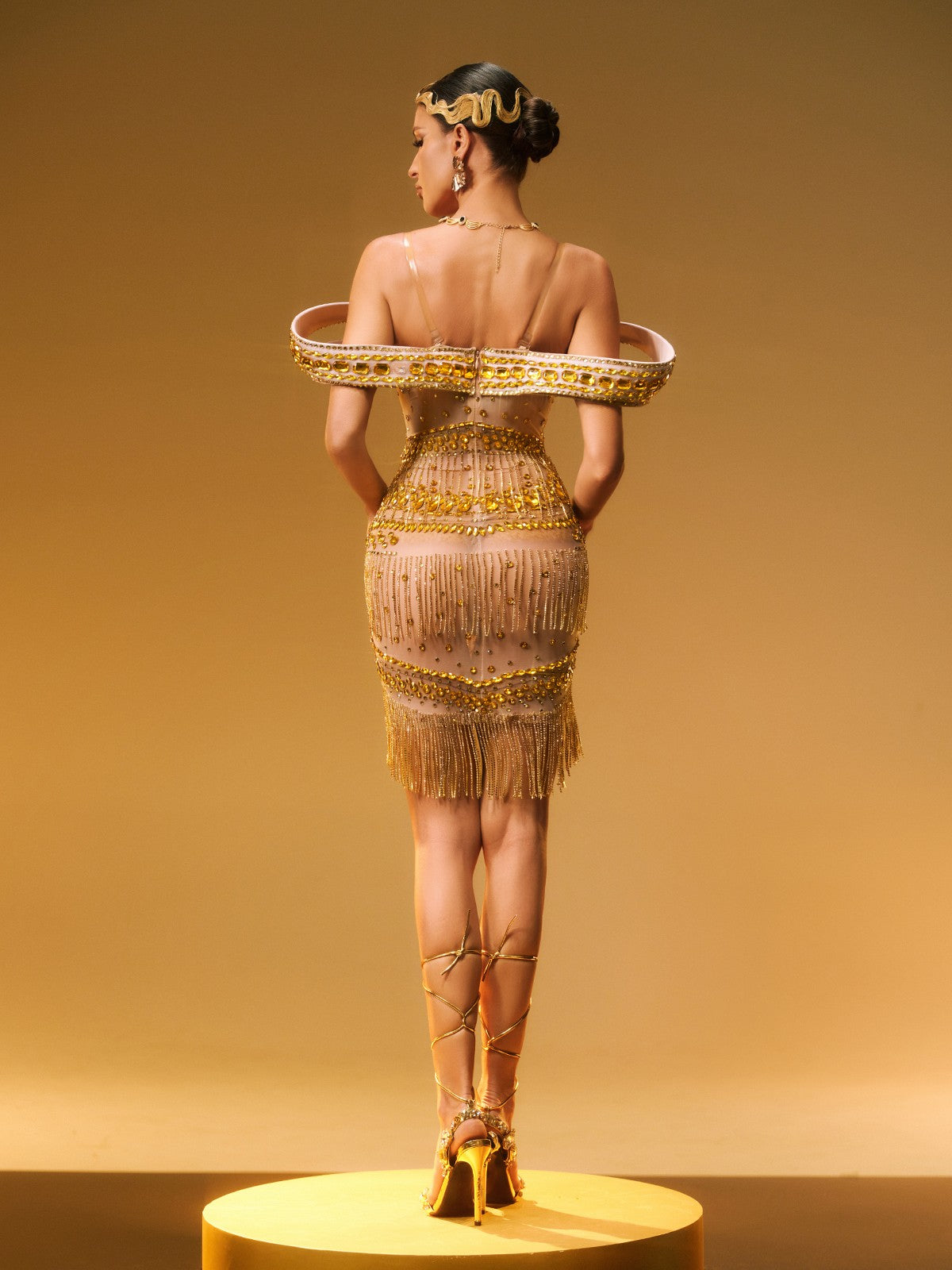 Robe courte dorée à franges et strass, épaules dénudées 