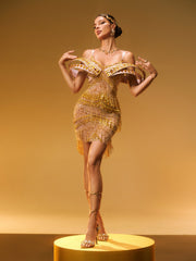 Robe courte dorée à franges et strass, épaules dénudées 