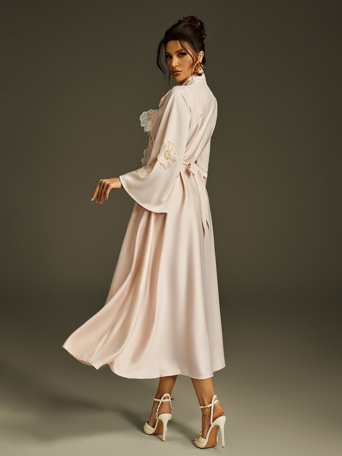 Robe longue en satin abricot à fleurs et à nouer 
