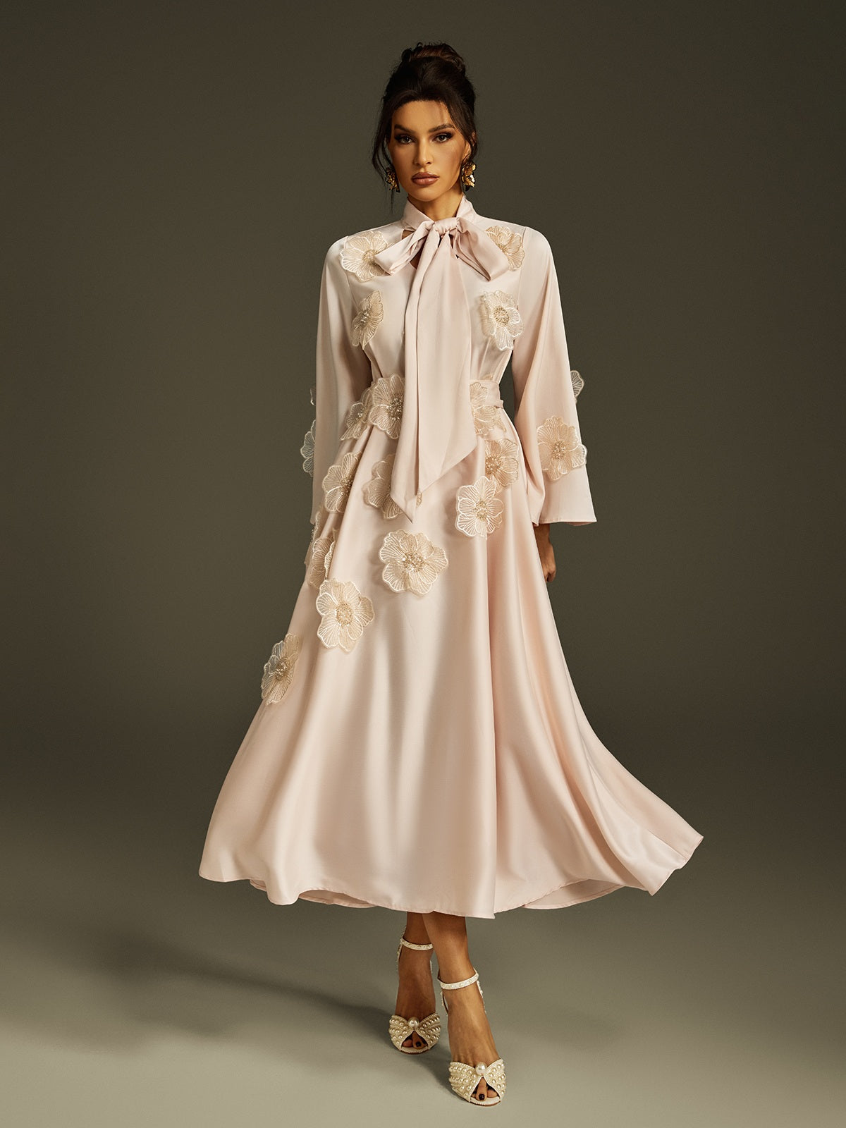 Robe longue en satin abricot à fleurs et à nouer 