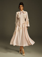 Robe longue en satin abricot à fleurs et à nouer 