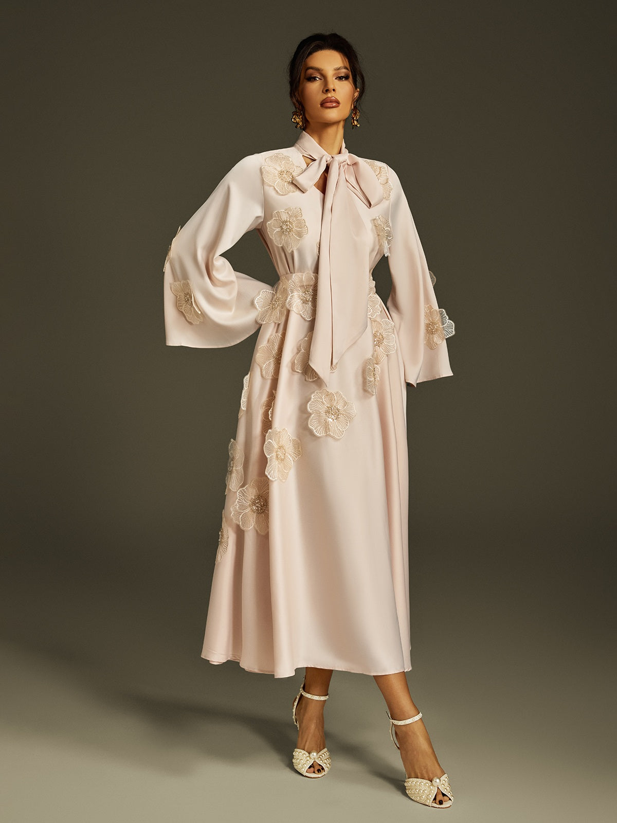 Robe longue en satin abricot à fleurs et à nouer 