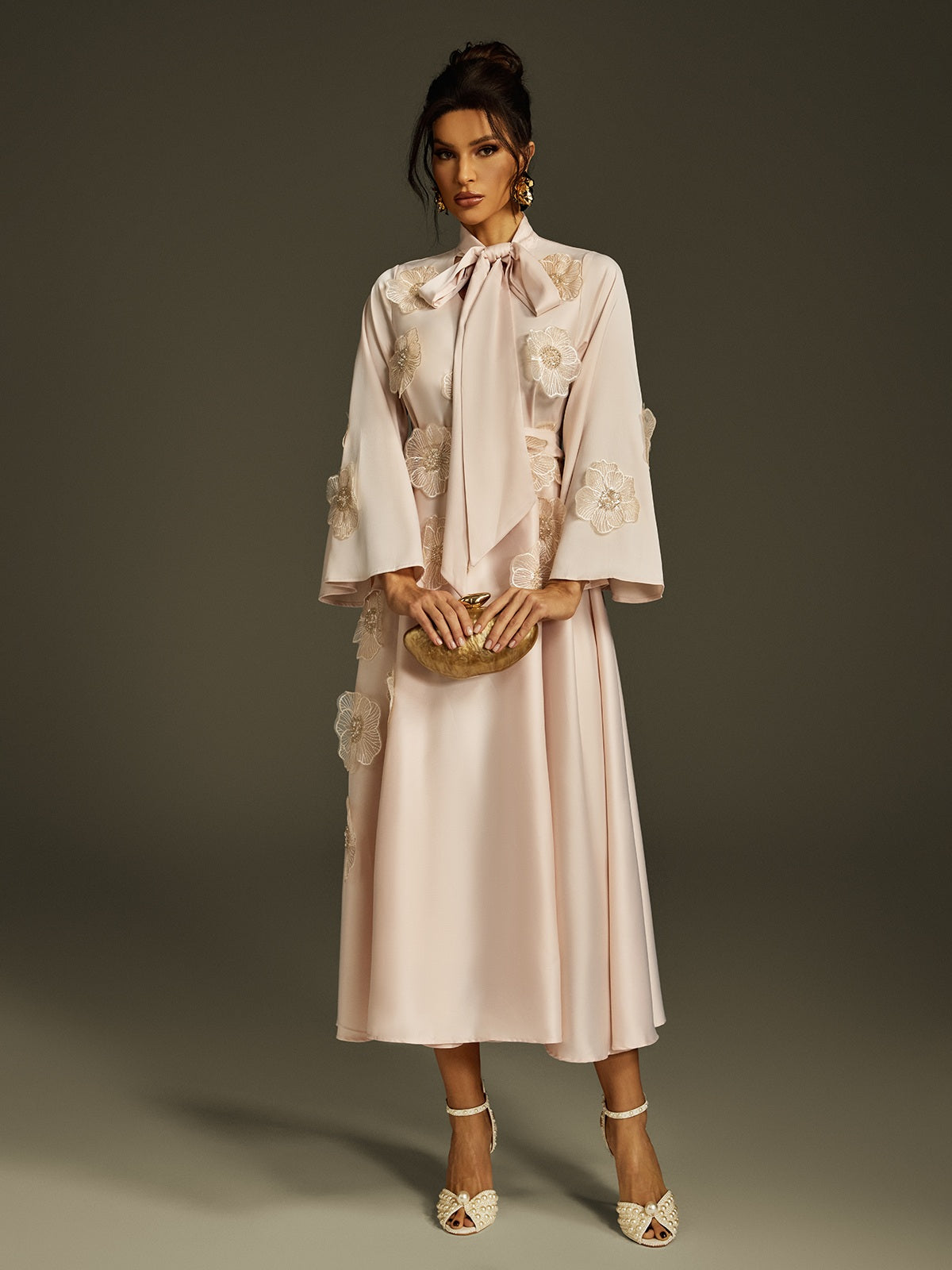 Robe longue en satin abricot à fleurs et à nouer 