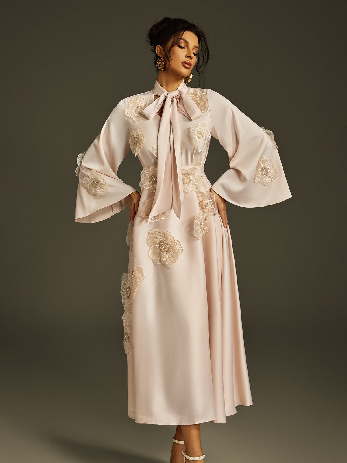 Robe longue en satin abricot à fleurs et à nouer 