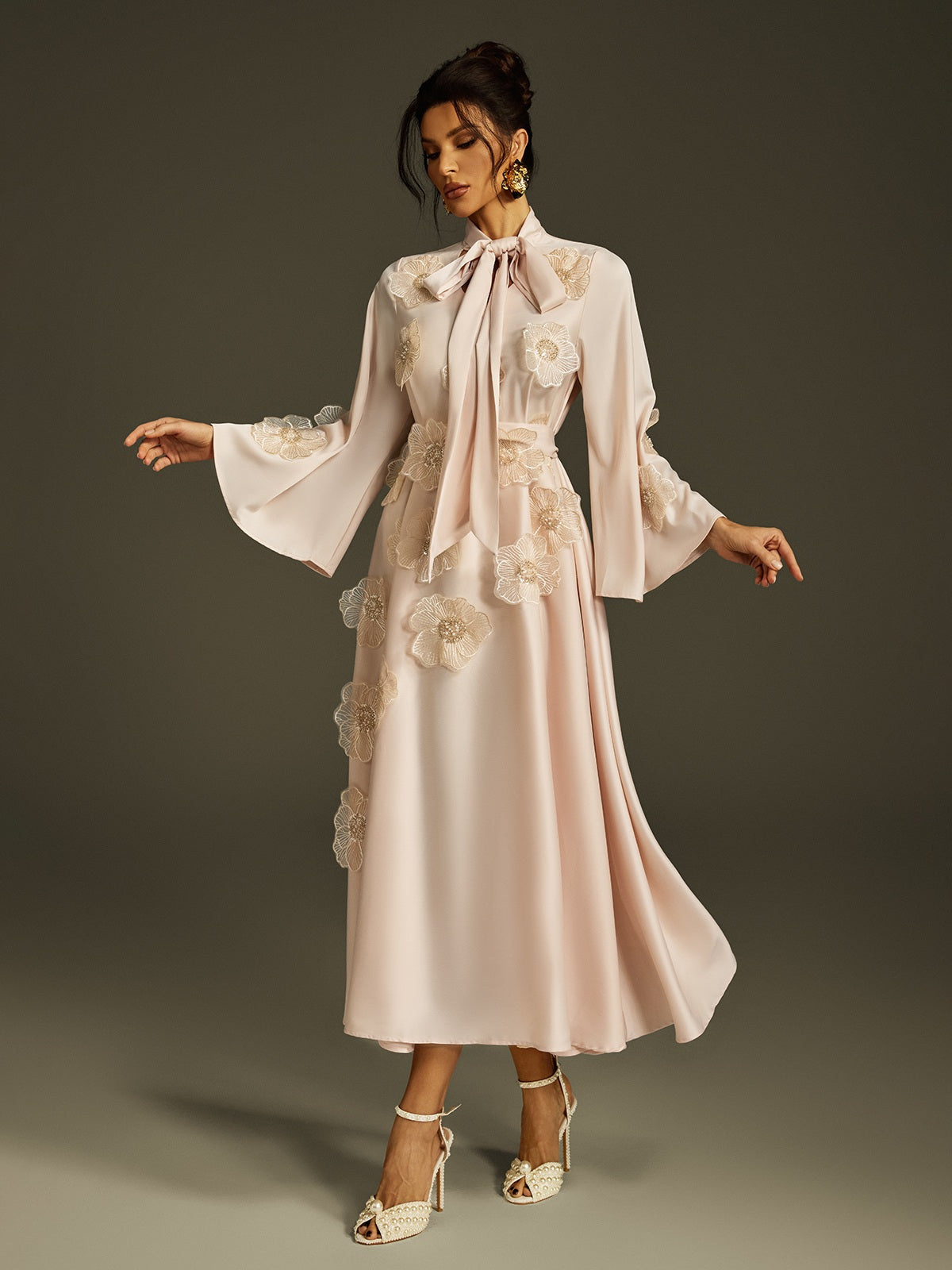 Robe longue en satin abricot à fleurs et à nouer 