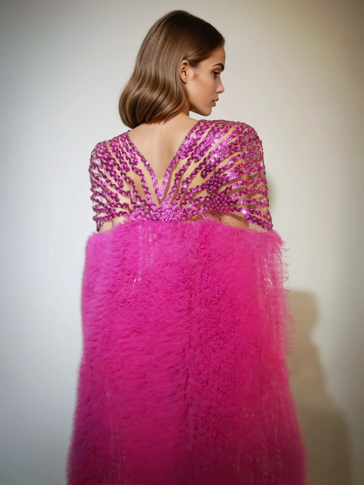 Robe longue cape ornée de sequins