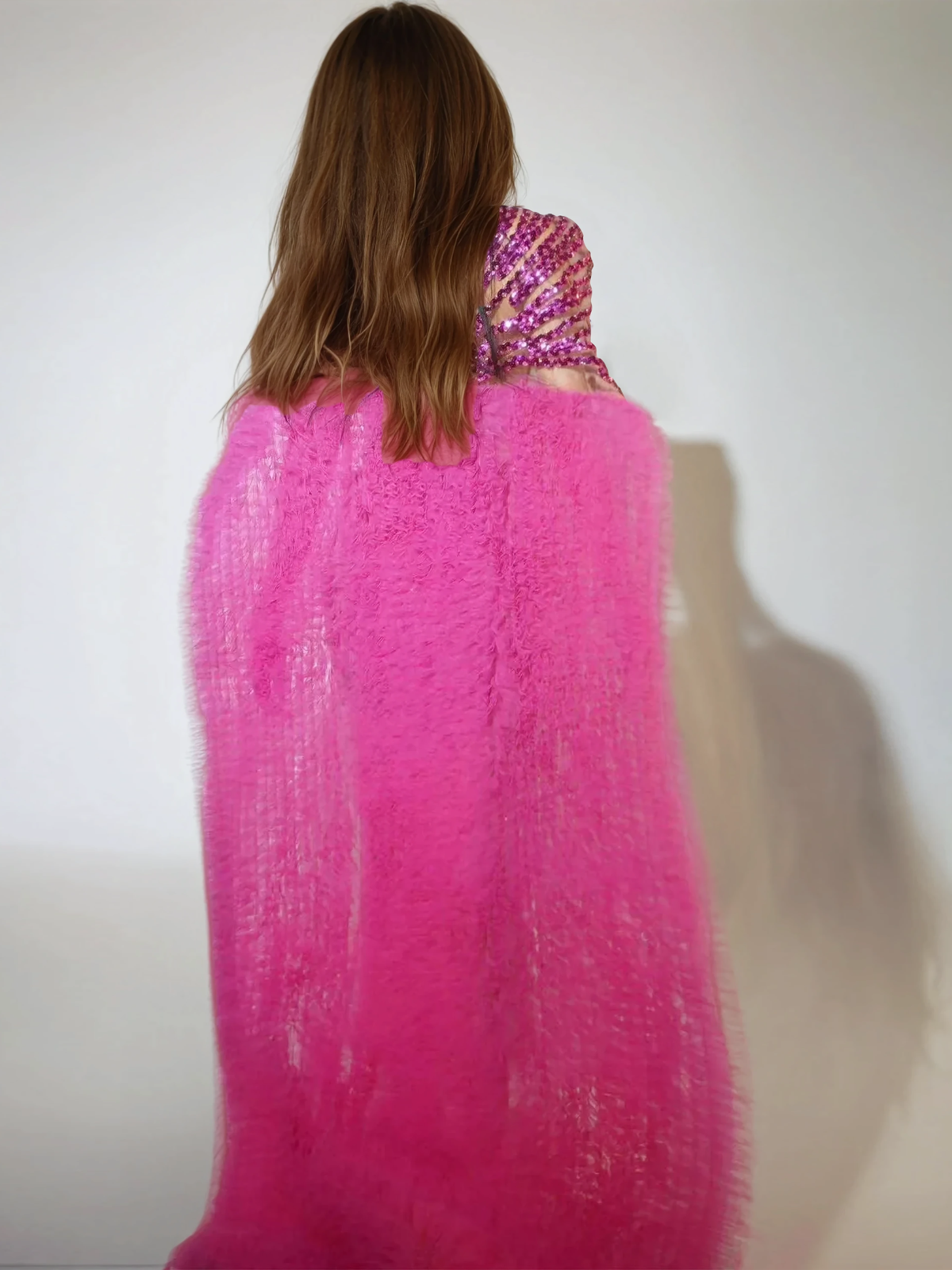 Robe longue cape ornée de sequins