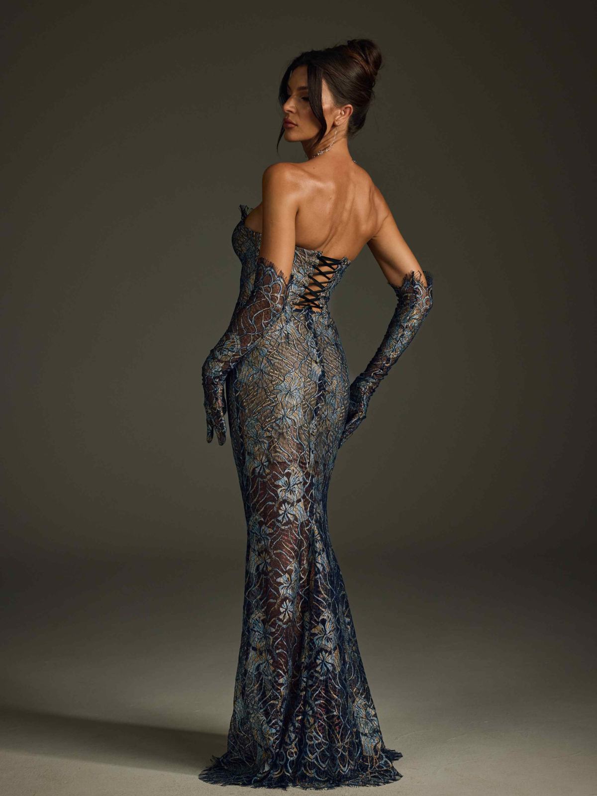 Robe longue bustier en dentelle florale bleu marine 