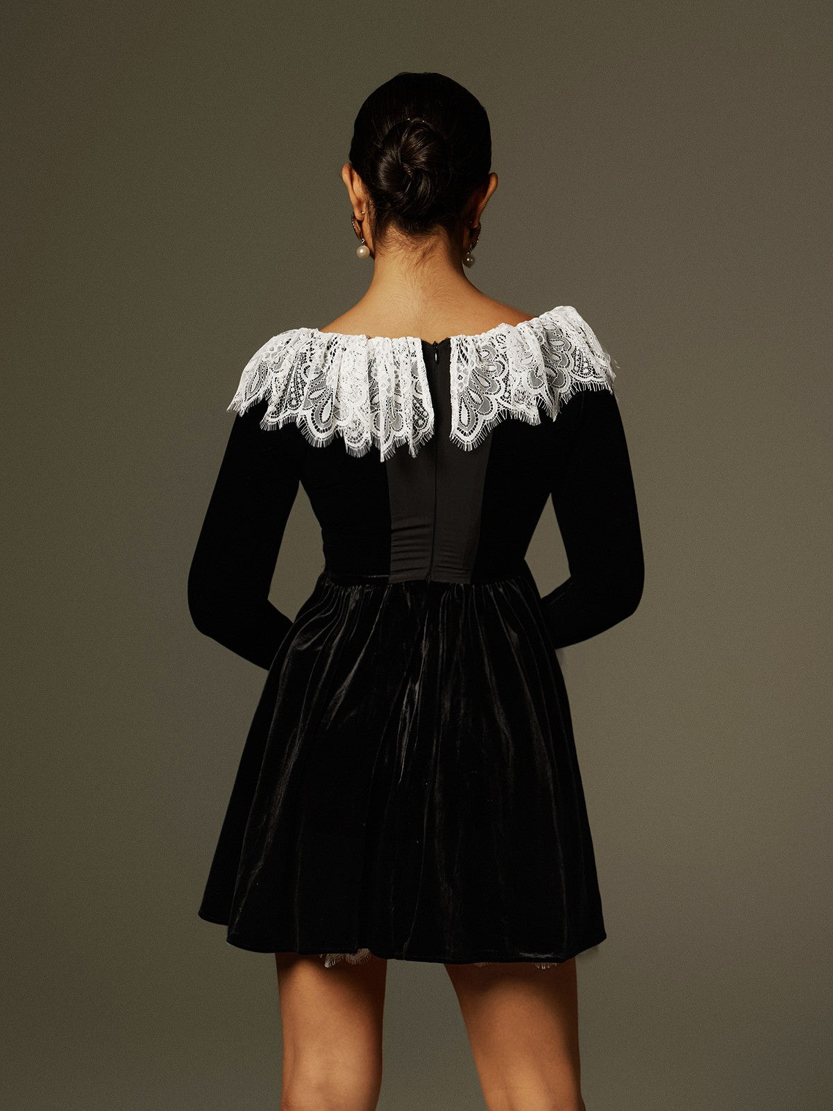 Robe courte en velours ornée de dentelle 