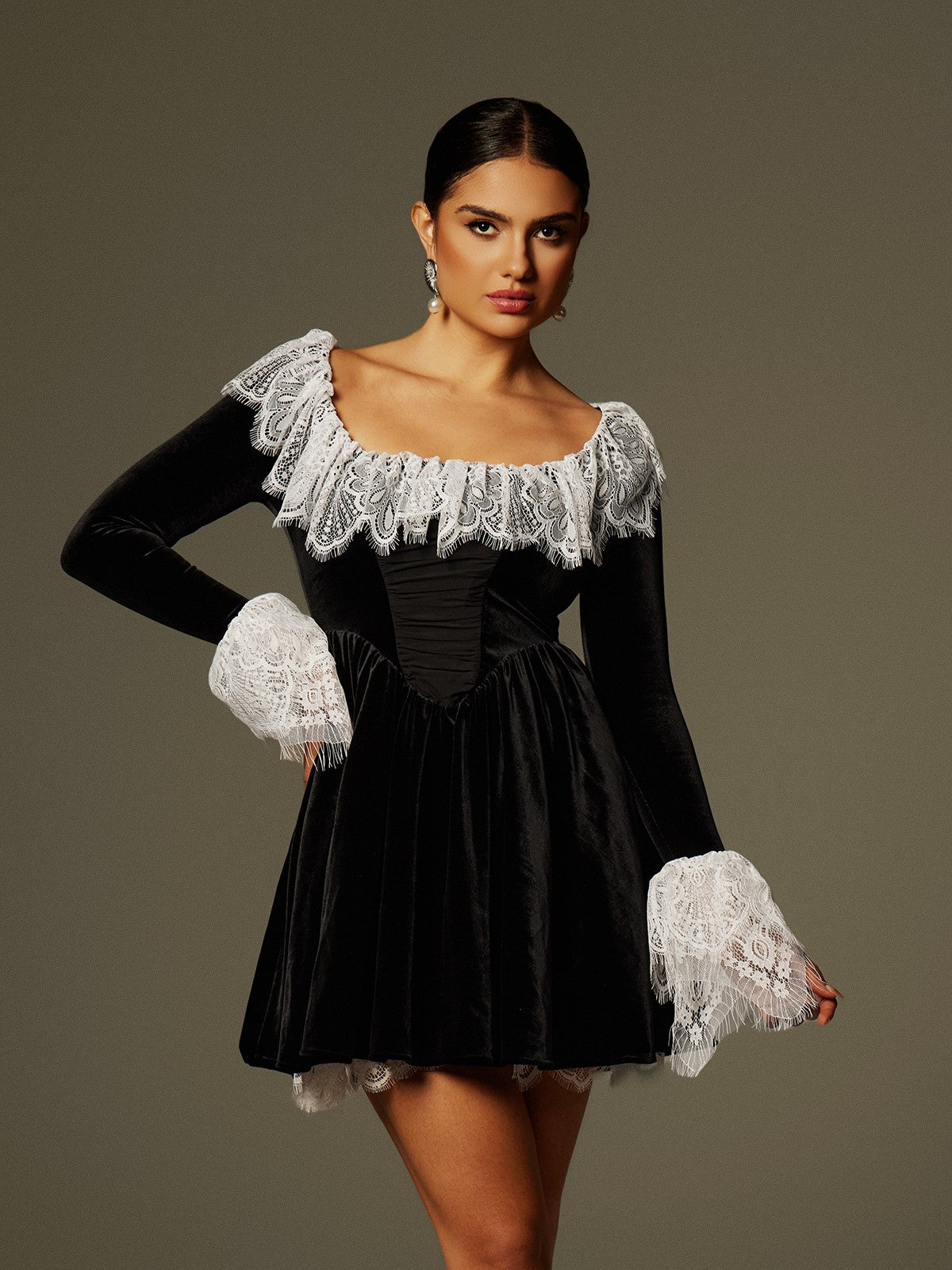 Robe courte en velours ornée de dentelle 