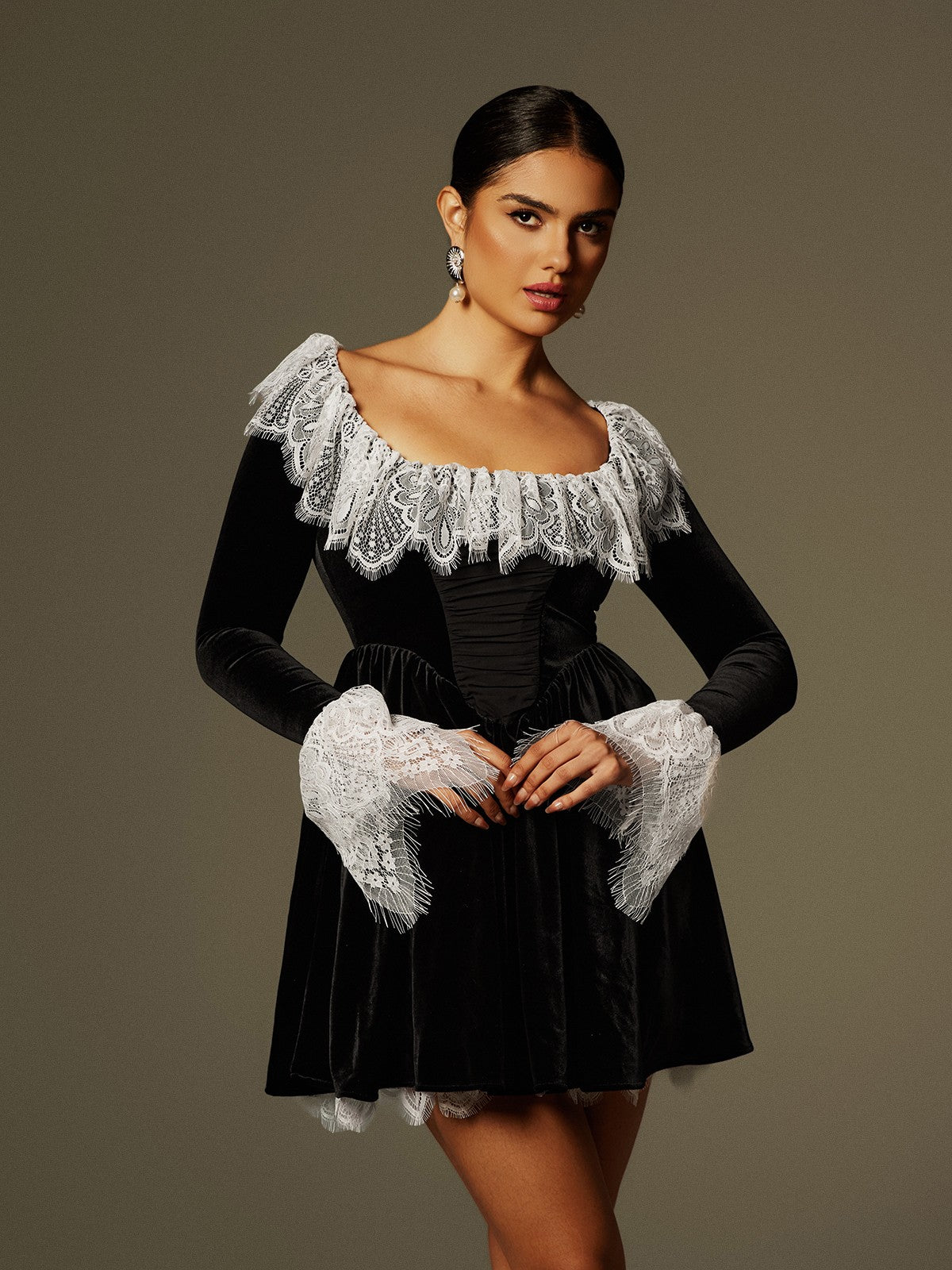 Robe courte en velours ornée de dentelle 