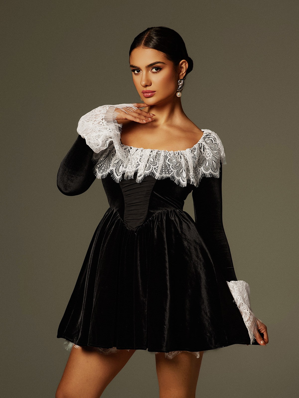 Robe courte en velours ornée de dentelle 