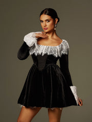 Robe courte en velours ornée de dentelle 