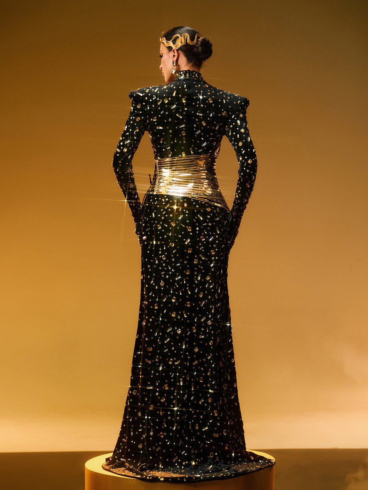Robe maxi fendue ornée de strass noirs 