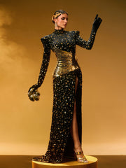 Robe maxi fendue ornée de strass noirs 