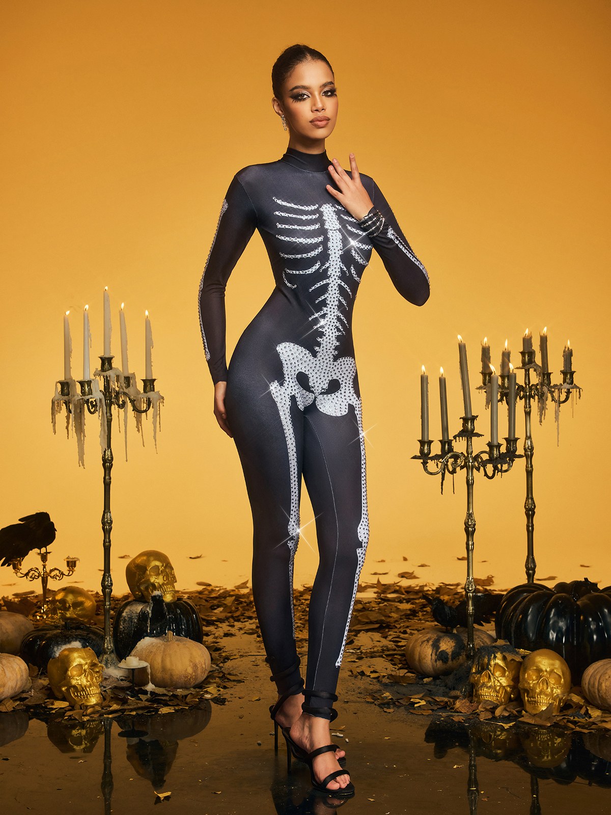 Combinaison à col montant ornée de strass 