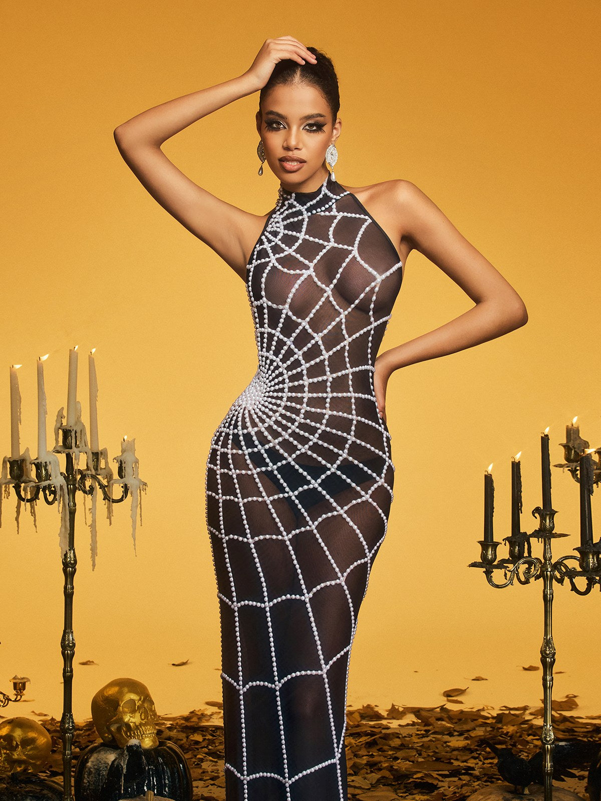 Robe longue blanche à col montant et perles en toile d'araignée 