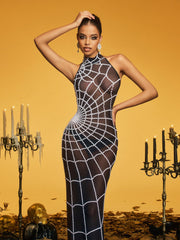 Robe longue blanche à col montant et perles en toile d'araignée 
