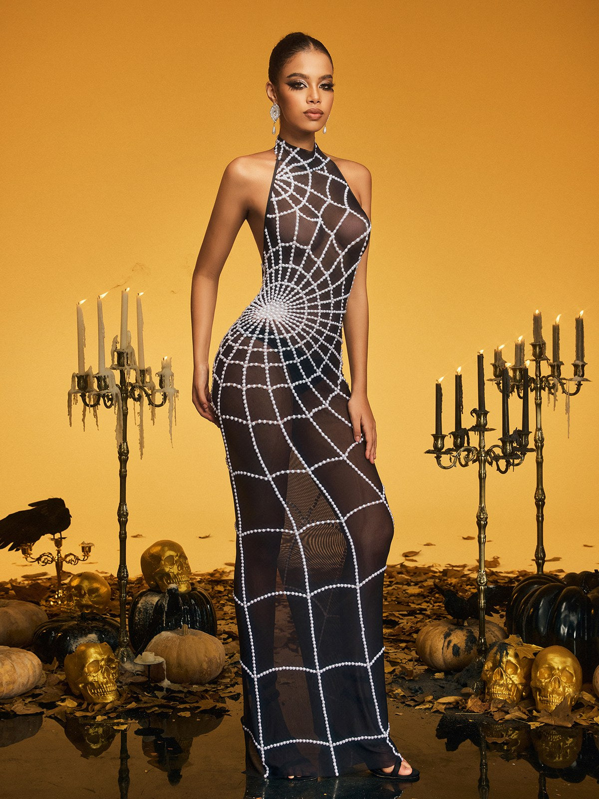 Robe longue blanche à col montant et perles en toile d'araignée 