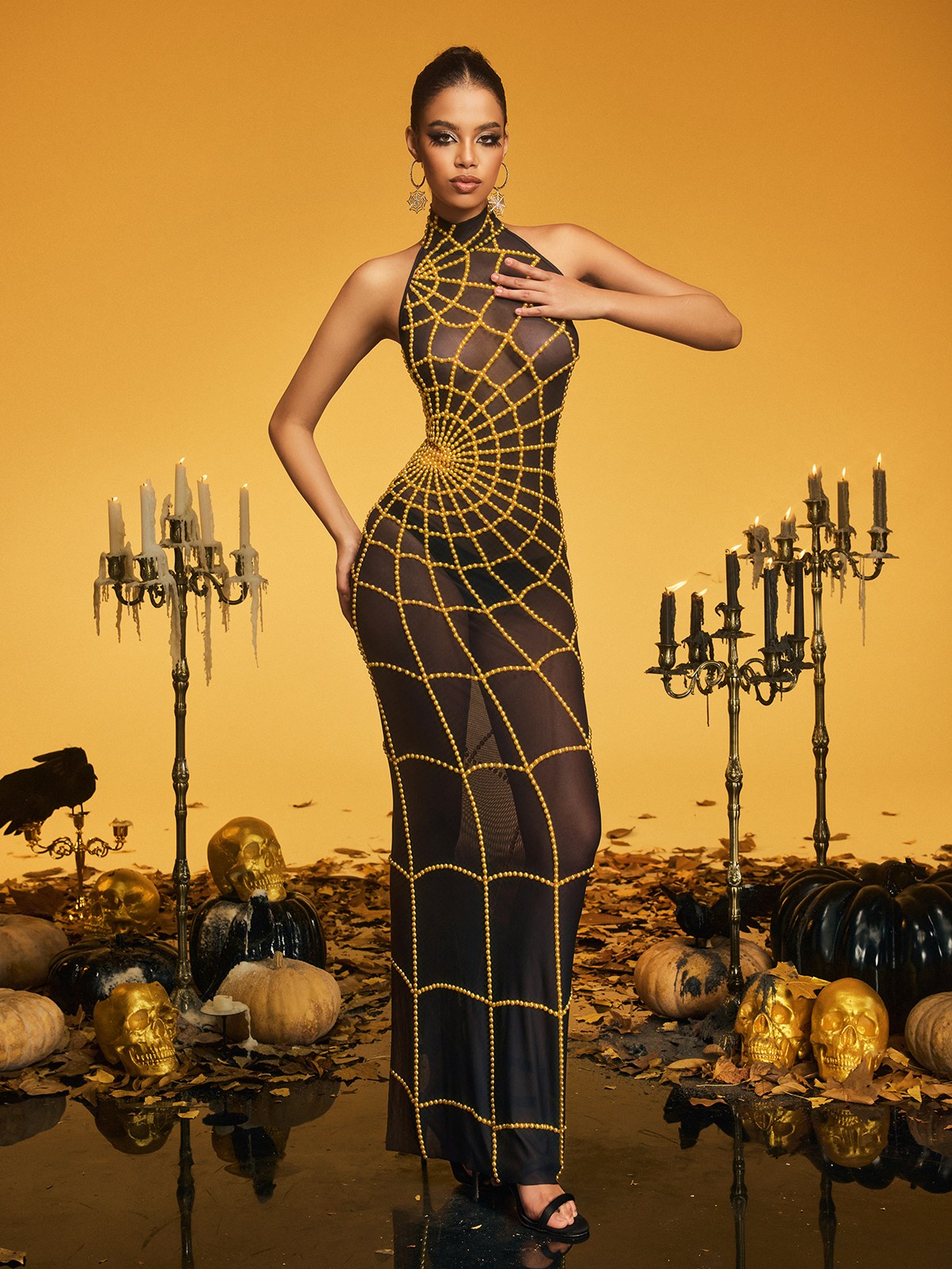 Robe longue dorée à col montant et perles en toile d'araignée 