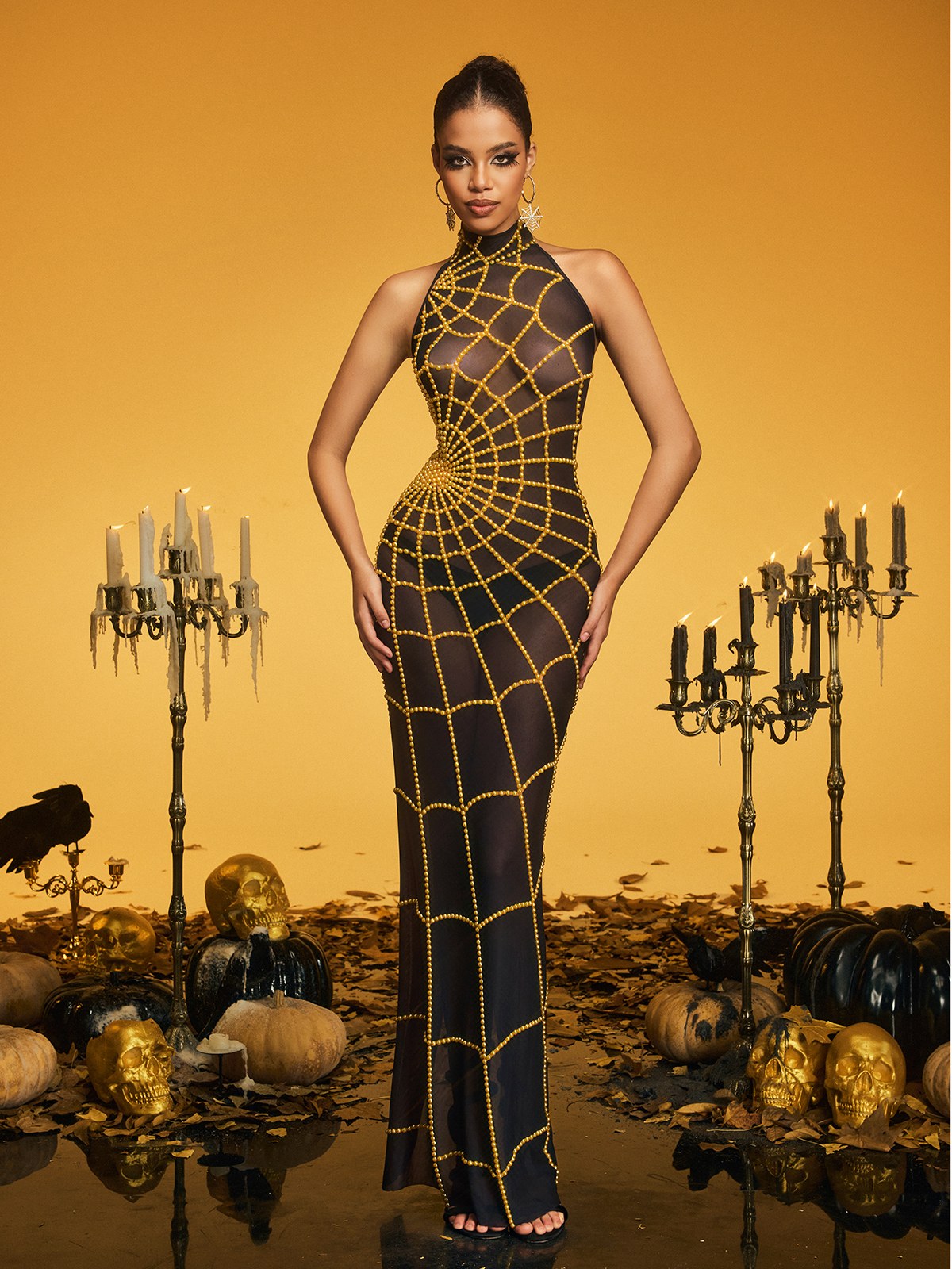 Robe longue dorée à col montant et perles en toile d'araignée 