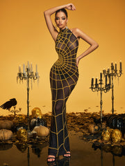 Robe longue dorée à col montant et perles en toile d'araignée 