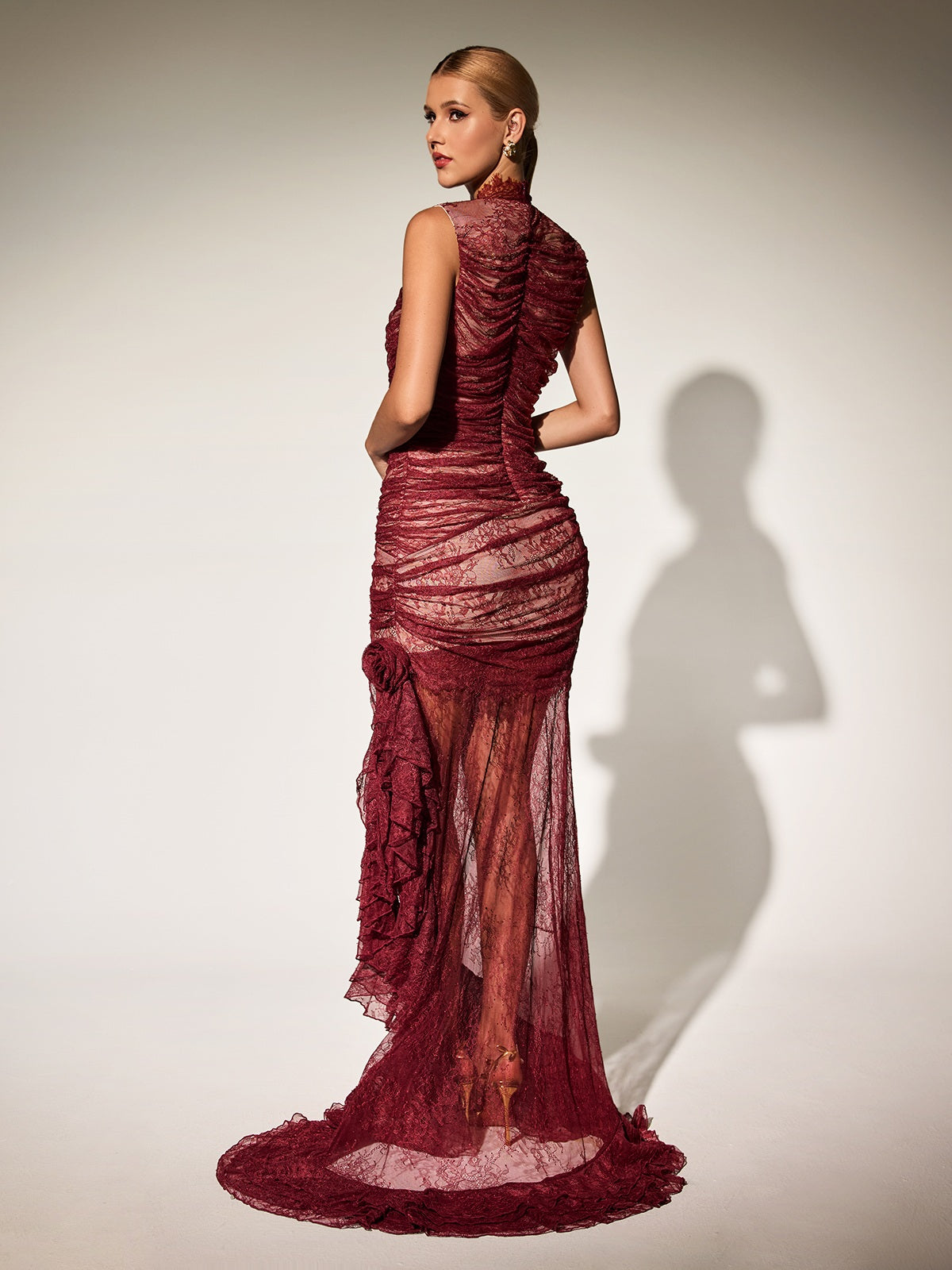 Robe longue à col montant en dentelle et volants 