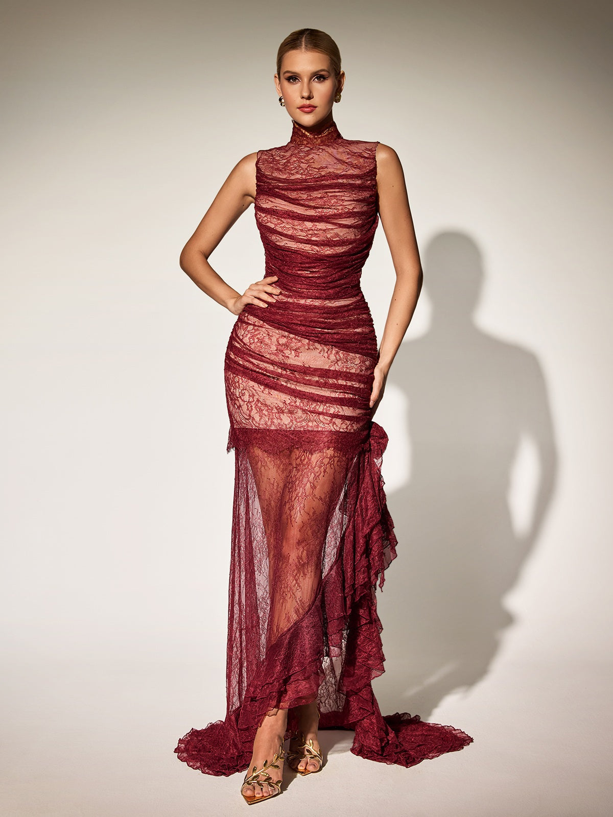 Robe longue à col montant en dentelle et volants 