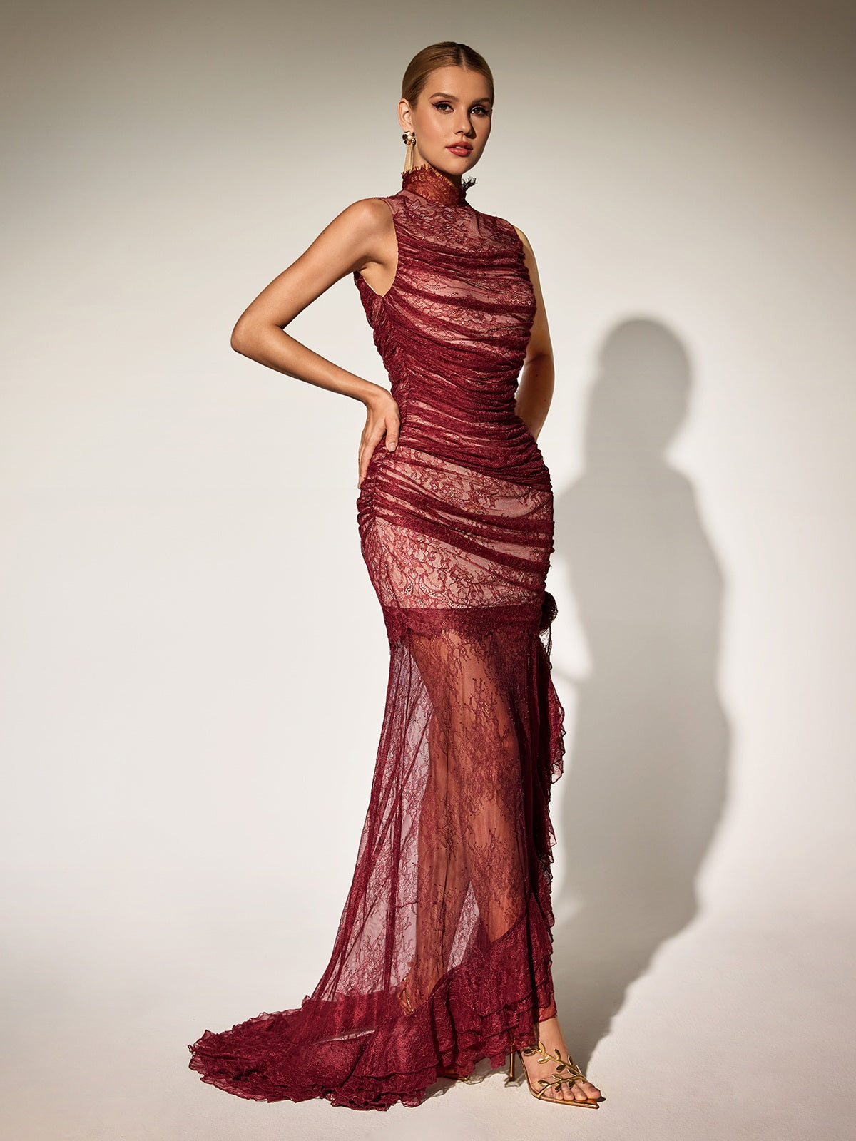 Robe longue à col montant en dentelle et volants 