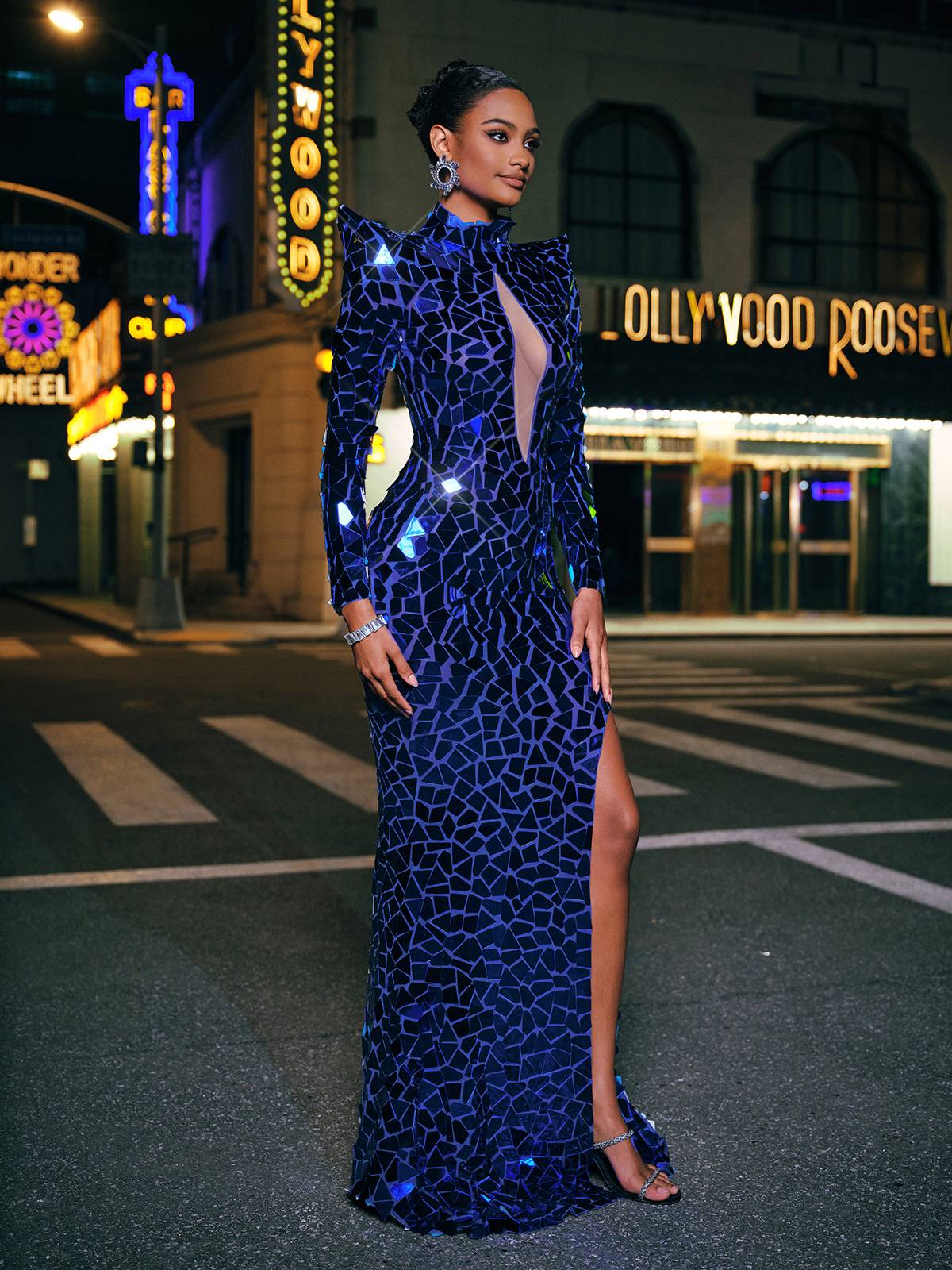 Robe maxi fendue à manches longues ornée de détails bleus 