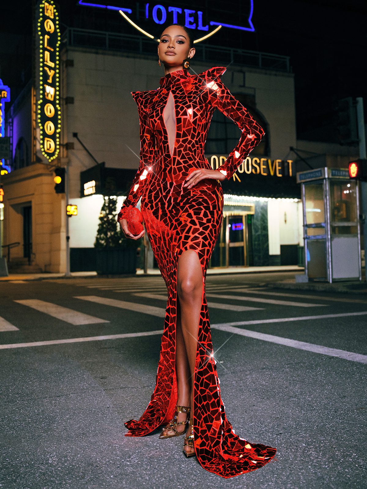 Robe maxi rouge à manches longues et fente ornée de détails 