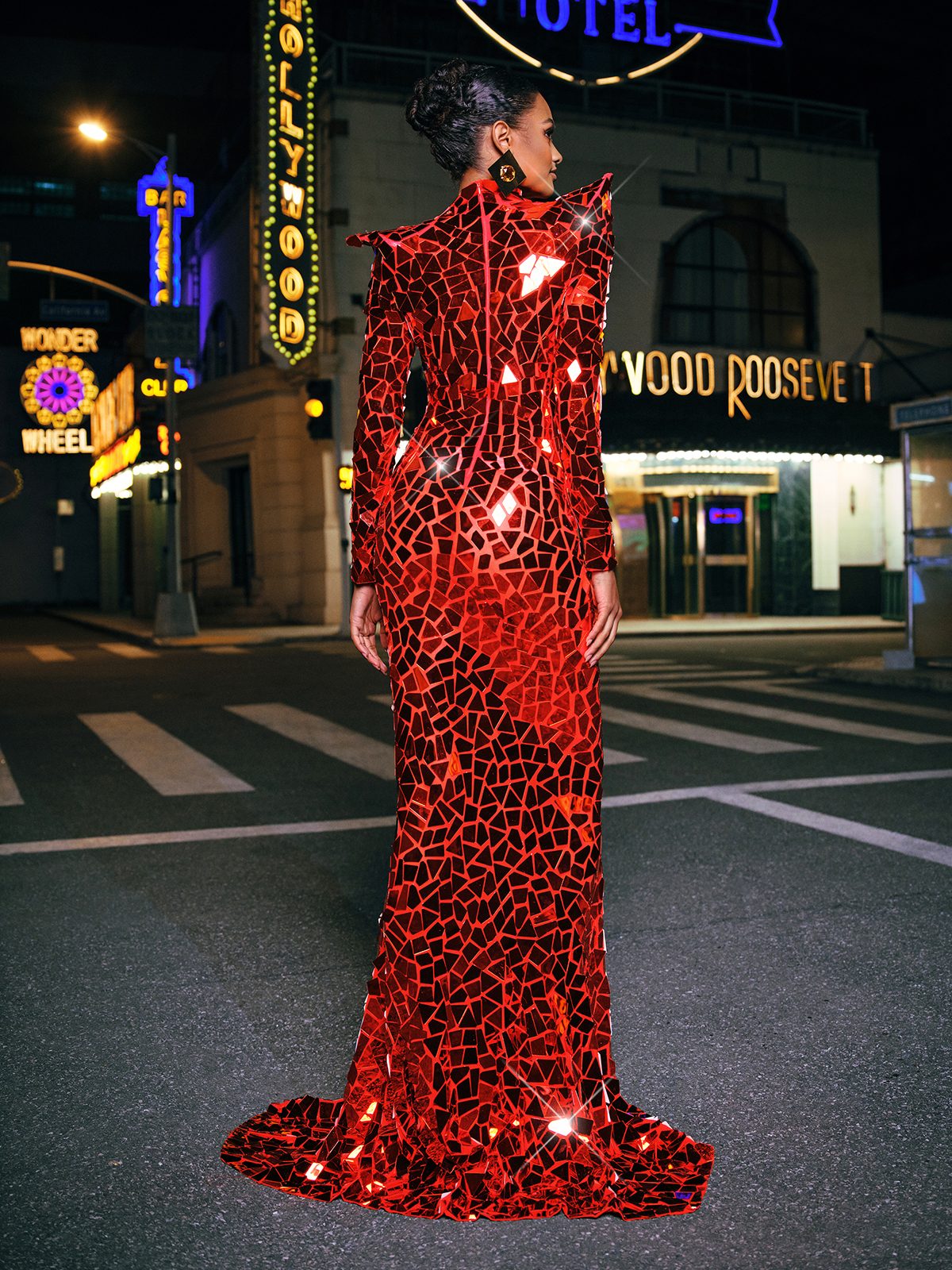 Robe maxi rouge à manches longues et fente ornée de détails 
