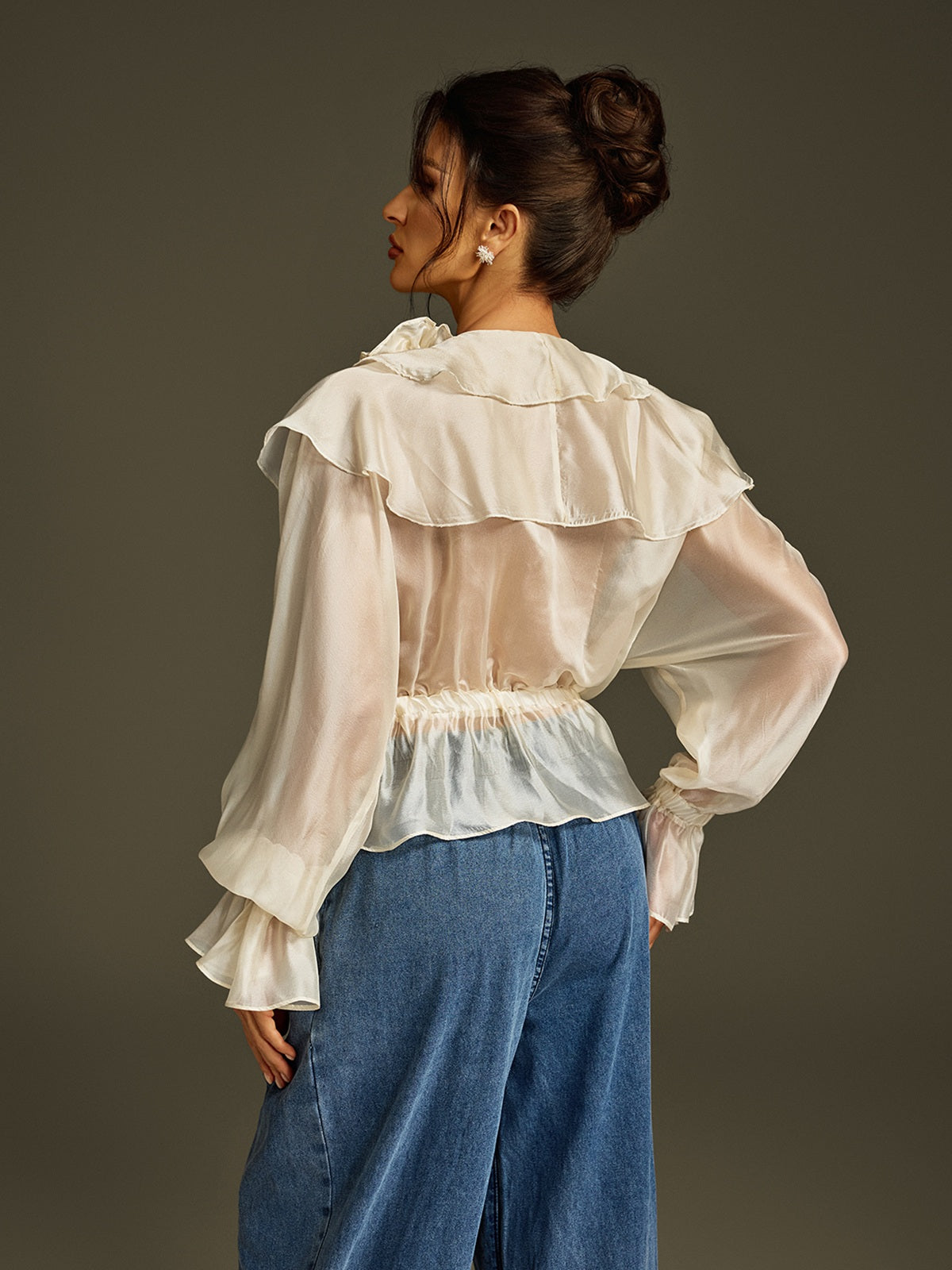Haut à manches évasées et volants fleuris