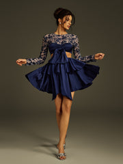 Robe courte en satin imprimée à découpes 