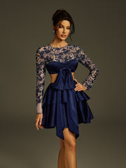 Robe courte en satin imprimée à découpes 