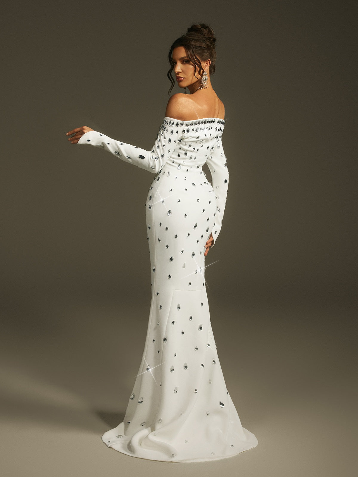Robe longue à épaules dénudées en cristal 