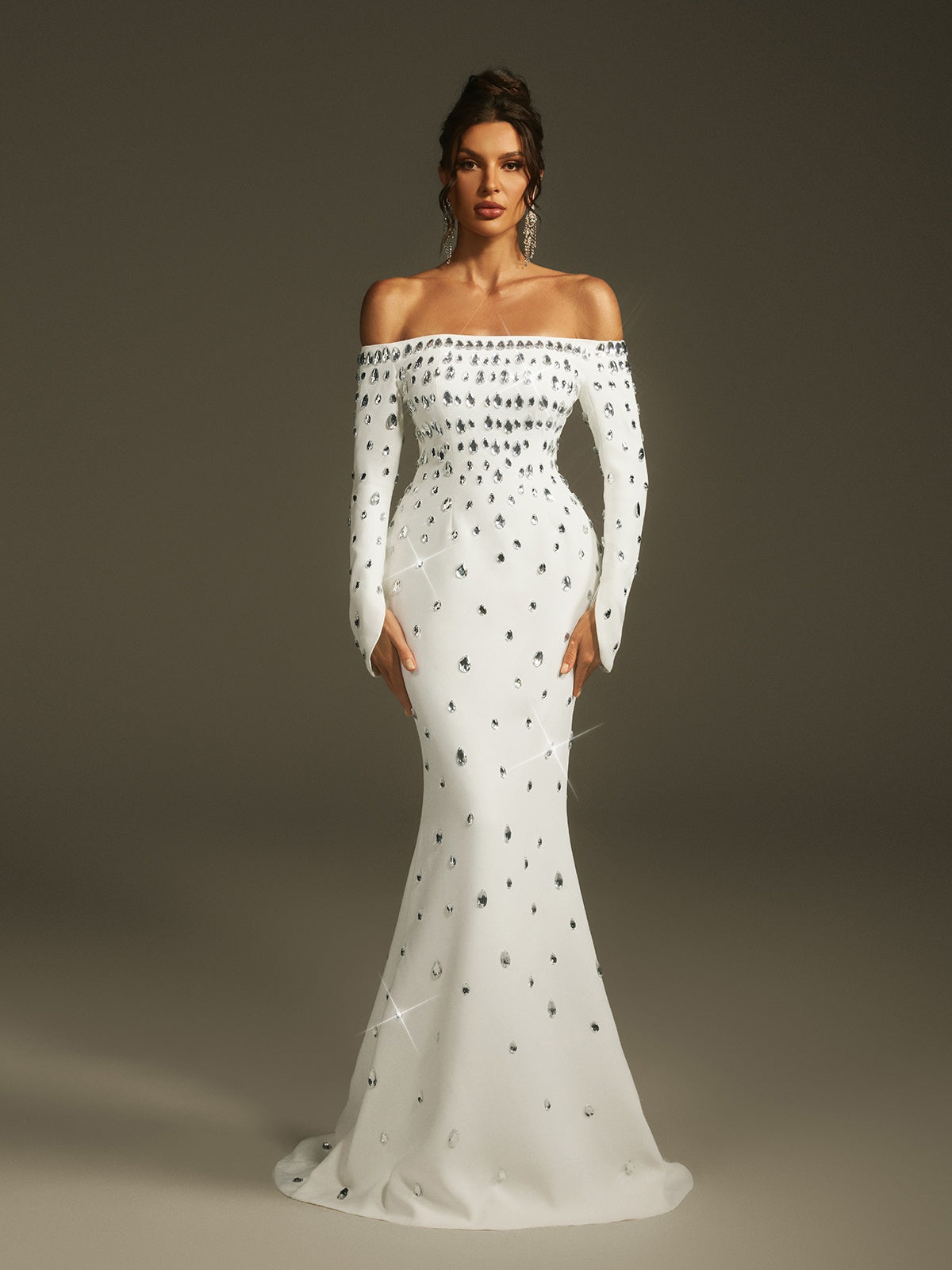 Robe longue à épaules dénudées en cristal 