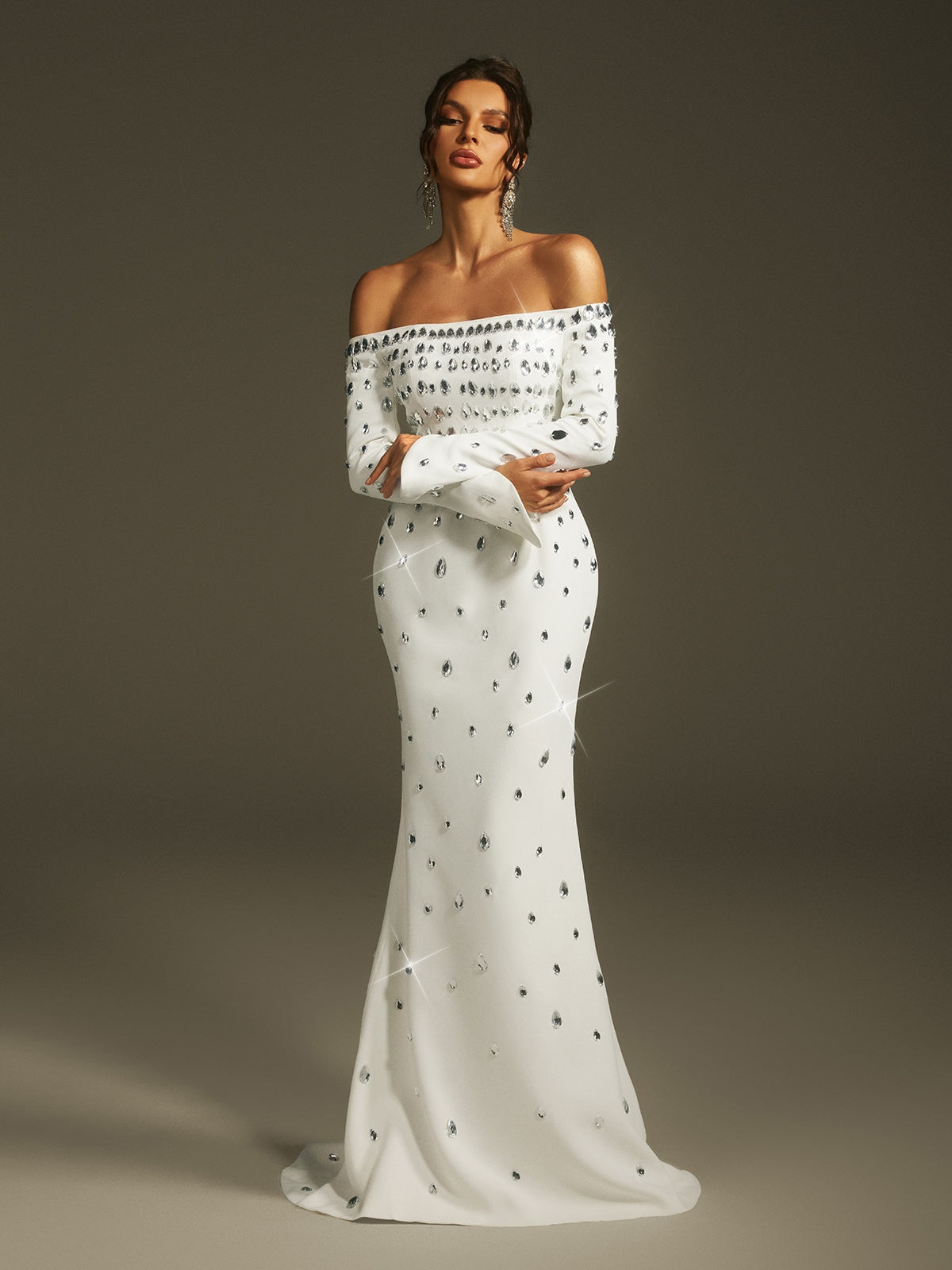 Robe longue à épaules dénudées en cristal 
