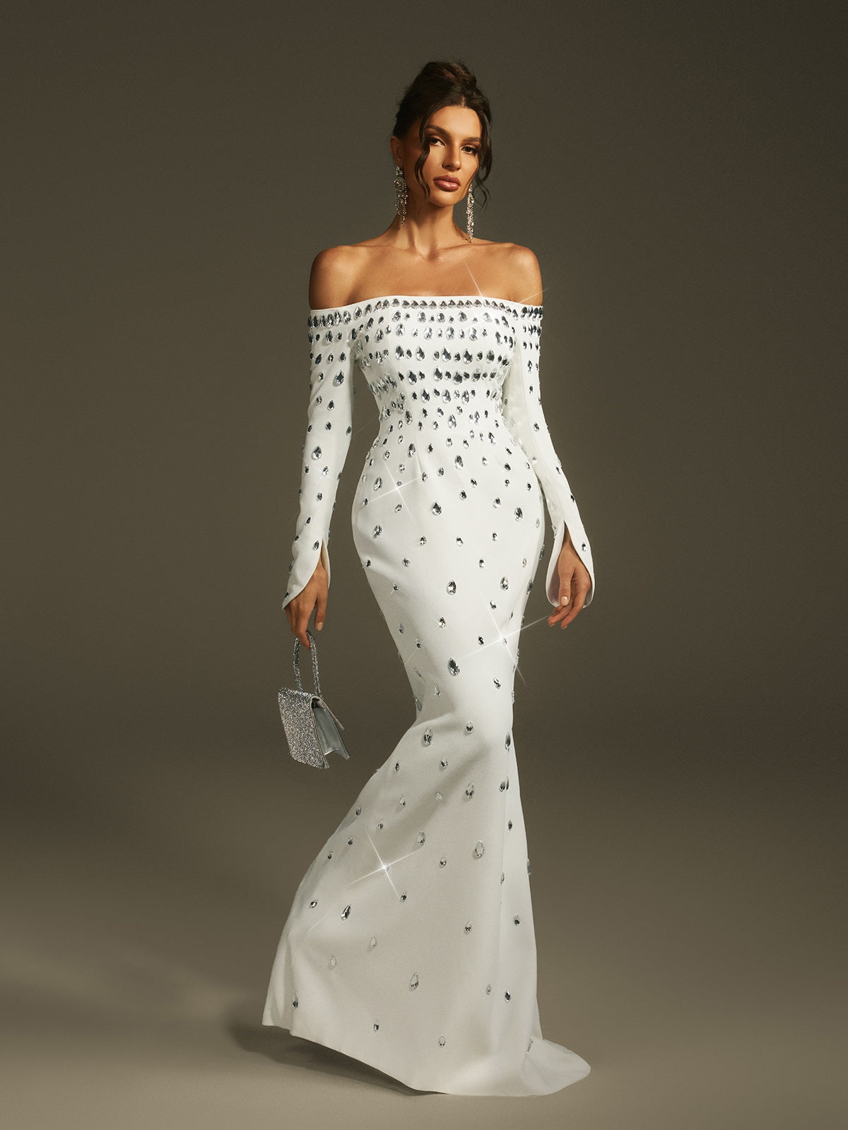 Robe longue à épaules dénudées en cristal 