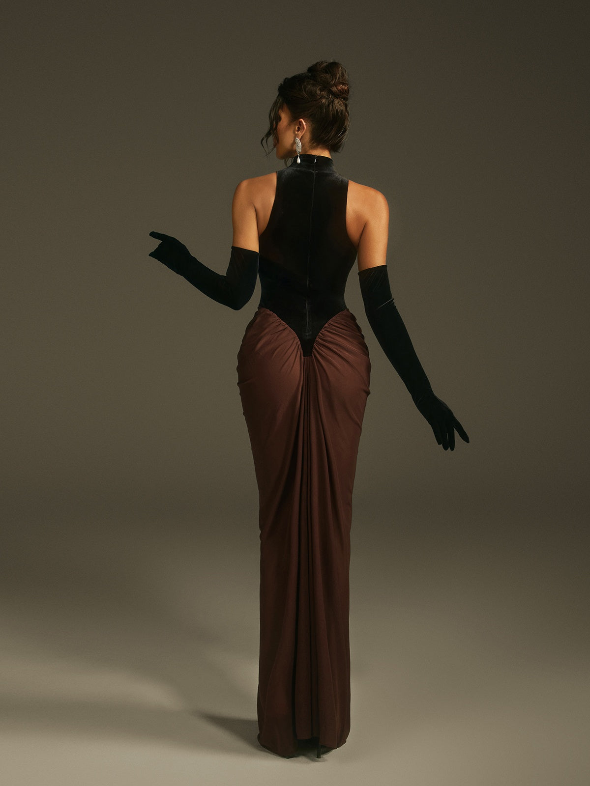 Robe longue en velours dos nu avec gants 