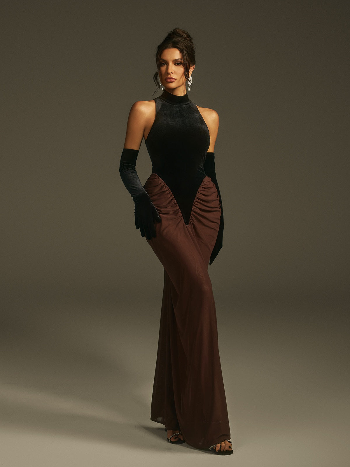 Robe longue en velours dos nu avec gants 