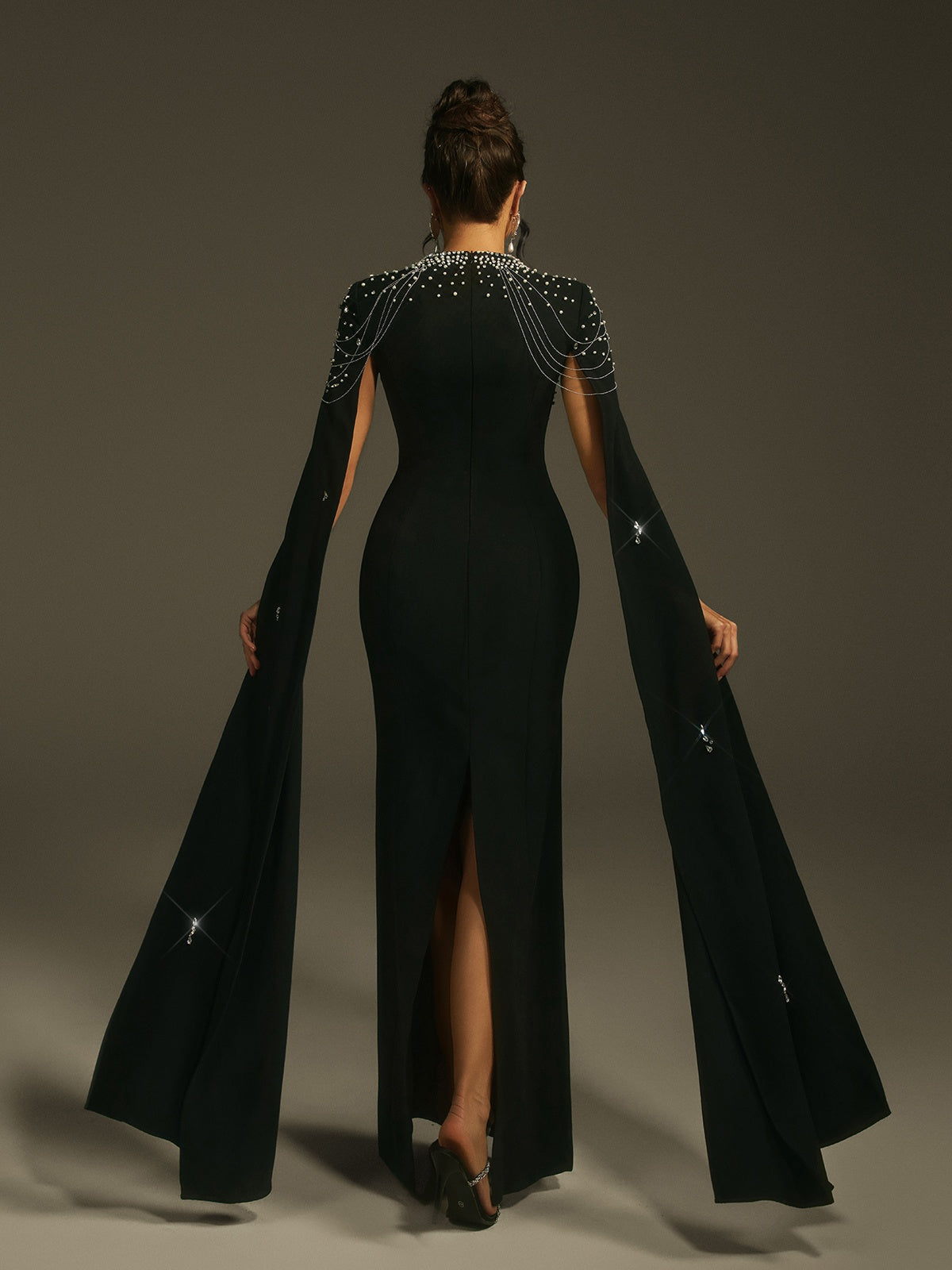 Robe longue à manches cape et strass 